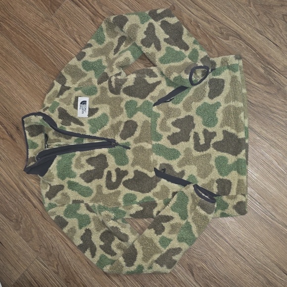 EUC "The North Face" Campshire Camo quarter zip - Picture 1 of 3